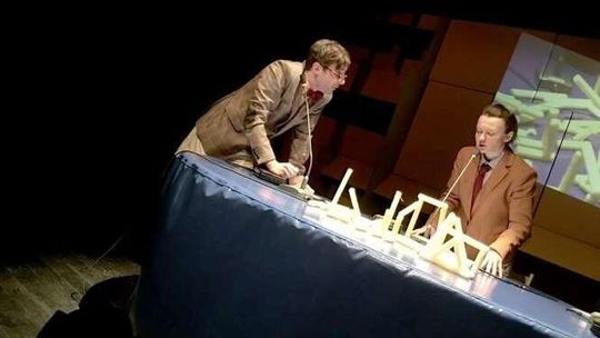 Pętla czy salto? Spektakl "Pornografia późnej polskości" w Galerii Labirynt