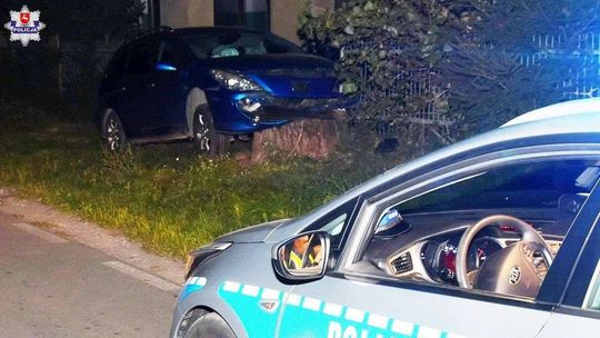 Peugeot staranował ogrodzenie. Skończyło się na niegroźnych urazach