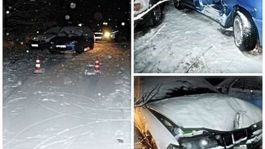 Peugeot wpadł w poślizg. Zderzenie z bmw