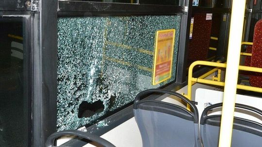 Pewnie myślał, że mu się upiekło. Butelką rozbił szybę w autobusie