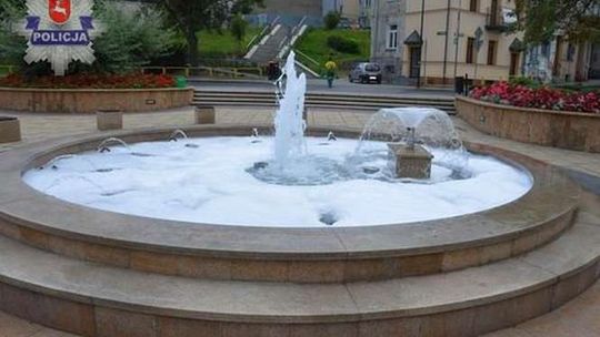 Piana w fontannie w Chełmie. Dla żartu wlali do niej szampon