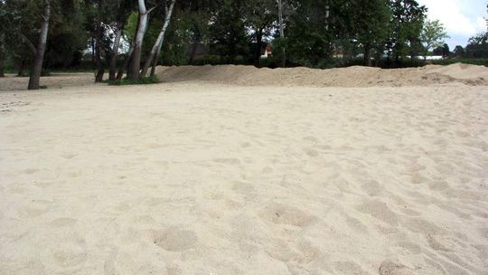 Piasek nad Wisłą w Puławach już jest. Teraz czas na plażowiczów