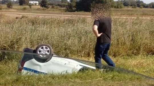 Piaski: Dachowanie samochodu. Kierowca ranny [zdjęcia]