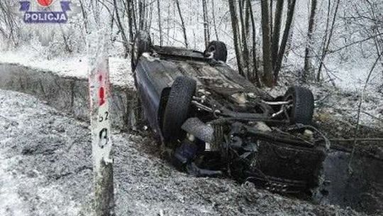 Piaski: Kierowca audi dachował w rowie