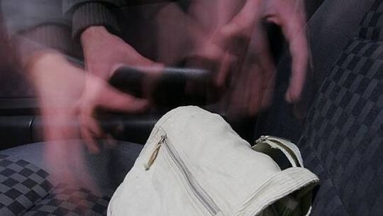 Piaski. Okradł kobietę przy cmentarzu