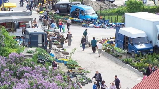 Piaski: Targowisko się przenosi, ale bez pośpiechu