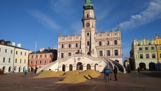 Piaskownica na Rynku Wielkim w Zamościu. Będzie lodowisko!
