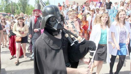 Piątek na Kozienaliach i Medykaliach. Hey i pokaz świetlny P.I.W.O 