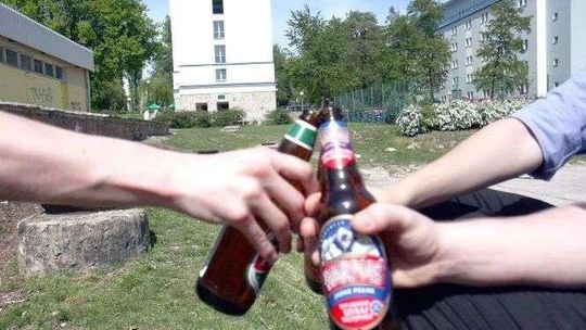 Picie alkoholu pod chmurką będzie legalne? "Obecna ustawa nie przystaje do realiów"