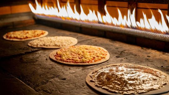 Piec do pizzy w lokalu gastronomicznym – jak odpowiednio dobrać moc urządzenia?