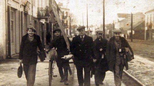 Pięć latarni naftowych w mieście. Mieszkańcy chodzili spać z kurami