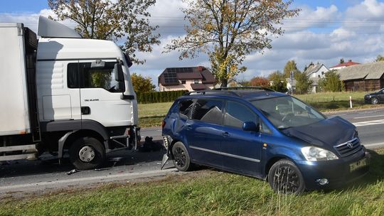 Pięć osób w szpitalu po zderzeniu czterech aut na DK-19 