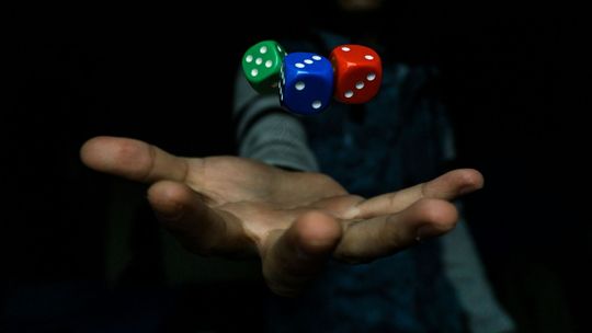 Pięć powodów, dla których wieża do kości to must-have każdego fana gier planszowych