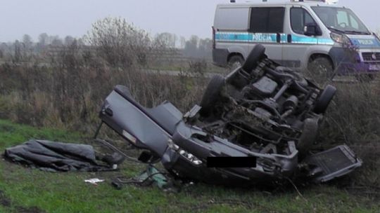 Piechy. Samochód w rowie, jedna osoba nie żyje