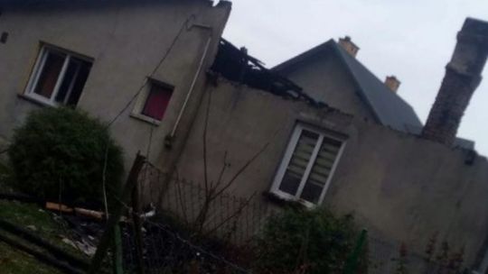 Pięcioosobowa rodzina straciła dom w pożarze. Możemy im pomóc