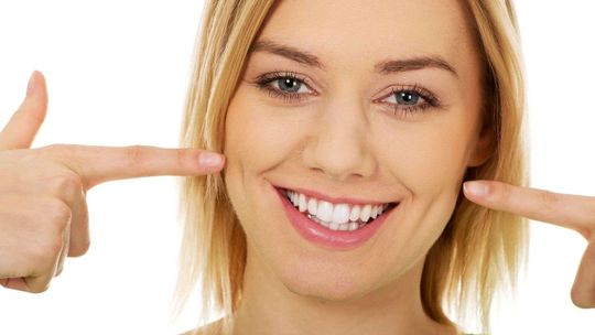 Piękne i pełne uzębienie, czyli sprawdzone sposoby na uzupełnienie braków zębowych.