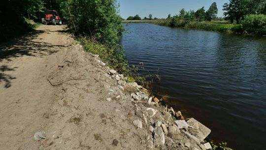 Piękne jezioro na obszarze Natura 2000. Naprawiali drogę, wsypali gruz do wody