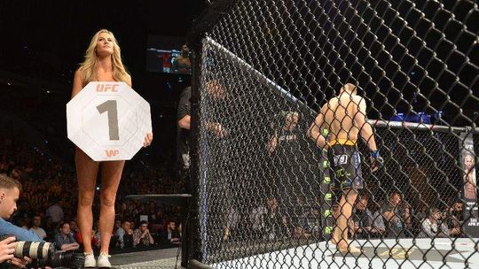 Piękne kobiety, krew i emocjonujące walki na UFC w Krakowie (zdjęcia)