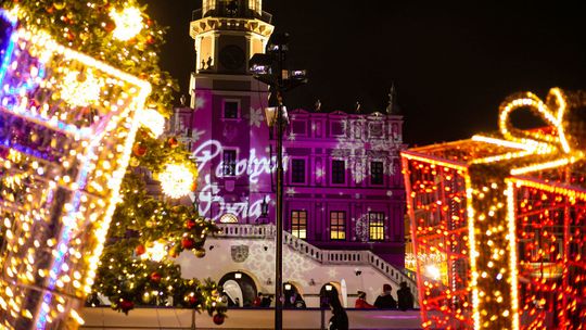 Piękne świąteczne iluminacje przed zamojskim ratuszem [zdjęcia]