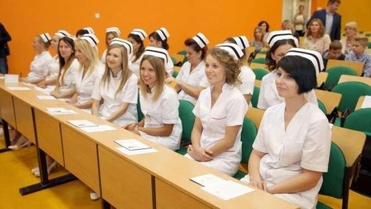 Pielęgniarki już w czepkach. Absolwentki studiów odebrały dyplomy