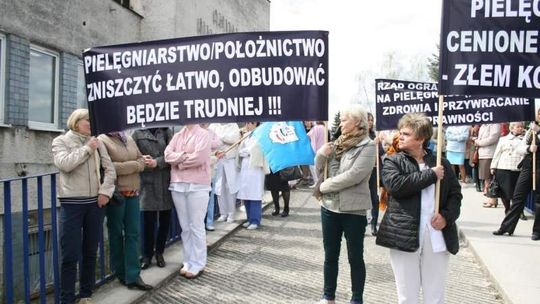 Pielęgniarki protestowały w Puławach: \"Nasz zawód umiera\"