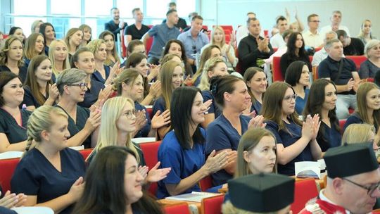 Pielęgniarki świętują. Odebrały dzisiaj dyplomy ukończenia studiów