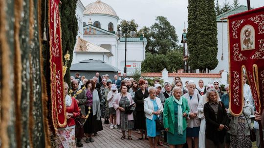 Pielgrzymi idą w kierunku Jabłecznej do najstarszego monasteru w Polsce