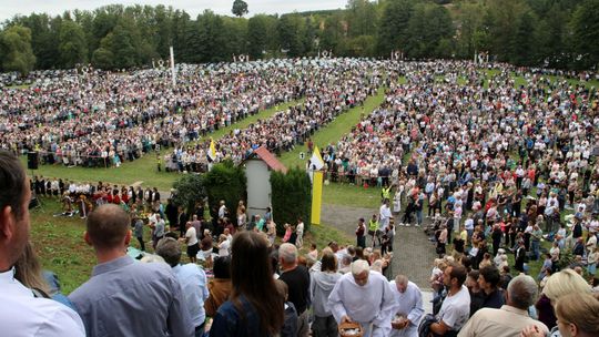 Pielgrzymi modlą się w Wąwolnicy. Tysiące wiernych na Placu Różańcowym