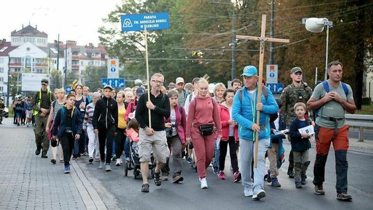 Pielgrzymi wyruszyli z Lublina do Wąwolnicy. Na miejsce dotrą wieczorem [zdjęcia]