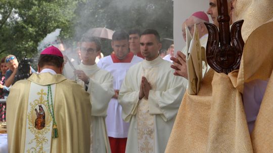 Pielgrzymi zmierzają do Wąwolnicy. Ruszają religijne uroczystości