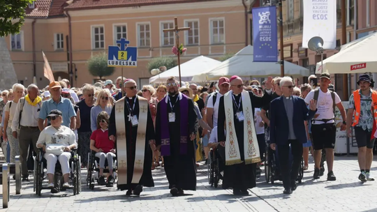 Pielgrzymka i uroczysty przemarsz w Lublinie. W poniedziałek kierowcy muszą liczyć się z utrudnieniami