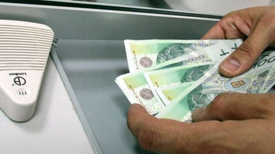 Pieniądze na szkolne wyprawki wypłacą już w sierpniu. Jest jeden warunek