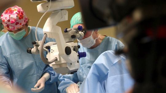 Pieniędzmi chcą zatrzymać młodych medyków w Polsce. Lekarze mają jednak wątpliwości