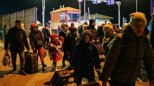 Pieniędzy na zaopatrzenie punktów pomocy dla uchodźców dużo, a zmiany wciąż niewielkie