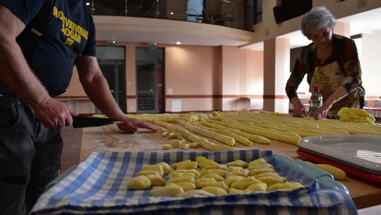 Pierogi, kopytka, kotlety, bigos, szarlotka. Seniorzy karmią uchodźców