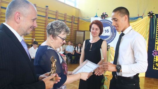 Pierwsi uczniowie z Lublina już ze świadectwami. Jesienią czeka ich hybryda?