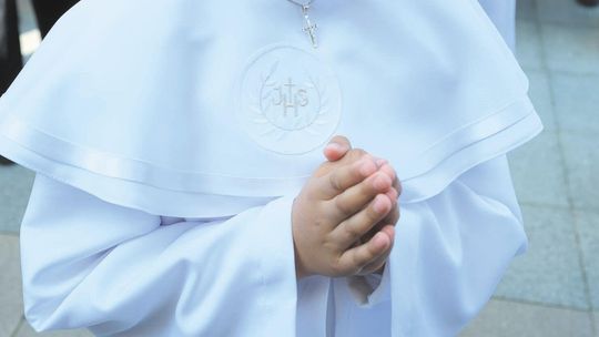 Pierwsza komunia. Ile kosztuje przyjęcie, najpopularniejsze prezenty na liście życzeń