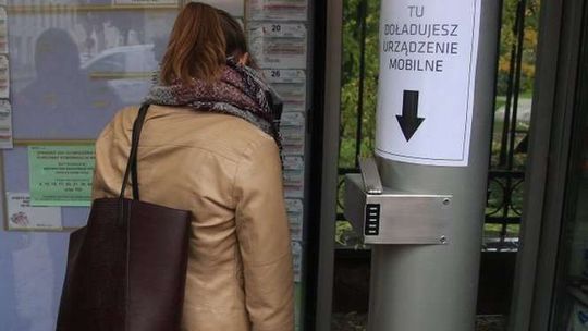 Pierwsza ładowarka do telefonu na przystanku w Lublinie. Może być ich więcej