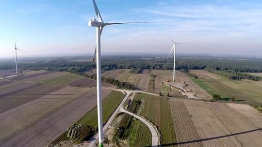 Pierwsza tak duża farma wiatrowa w regionie. Wideo z drona