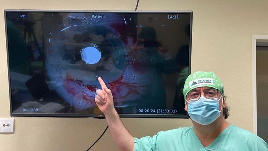 Pierwsza taka operacja w Polsce. Pacjentka widzi dzięki soczewce 