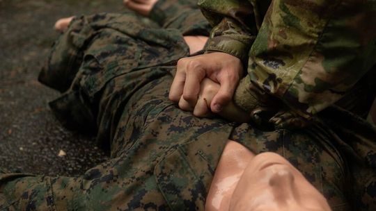 Pierwsze sekundy po postrzale, oparzeniu, urazie – co robić w terenie?