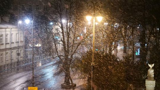 Pierwszy śnieg w Lublinie. Uwaga na śliskie ulice i chodniki