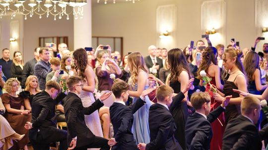 Bal ósmoklasistów Szkoły Podstawowej nr 52 im. Marii Konopnickiej w Lublinie był dla wielu z nich pierwszym tak uroczystym wydarzeniem w szkolnym życiu