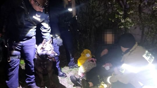 Pies wytropił starszą panią. Spała za budynkiem gospodarczym