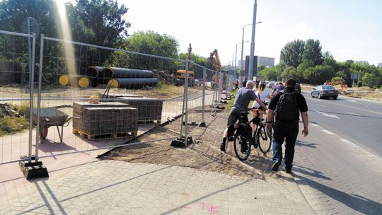 Piesi chodzą ruchliwą jezdnią, bo drogowcy zamykają przejścia