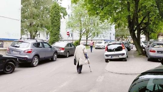 Piesi muszą iść jezdnią, bo chodniki zastawione samochodami. Nic nie da się zrobić?
