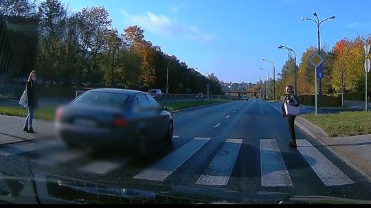 Piesi na szczęście zachowali czujność. Niebezpieczna sytuacja na przejściu w Lublinie [wideo]