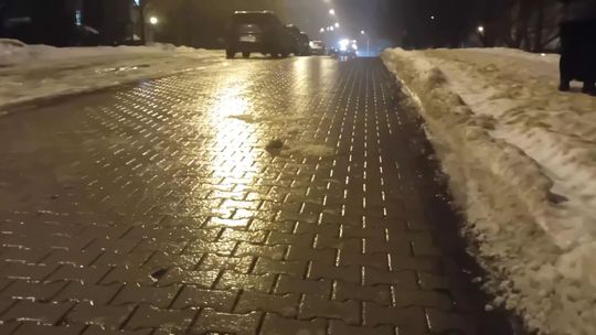 oblodzony chodnik