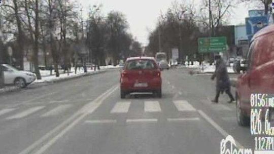 Piesi weszli na przejście, kierowca się nie zatrzymał. Wszystko nagrał policyjny rejestrator 