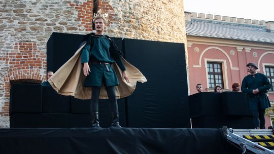 "Pieśń o Leszku Czarnym" Poławiaczy Pereł na placu Litewskim